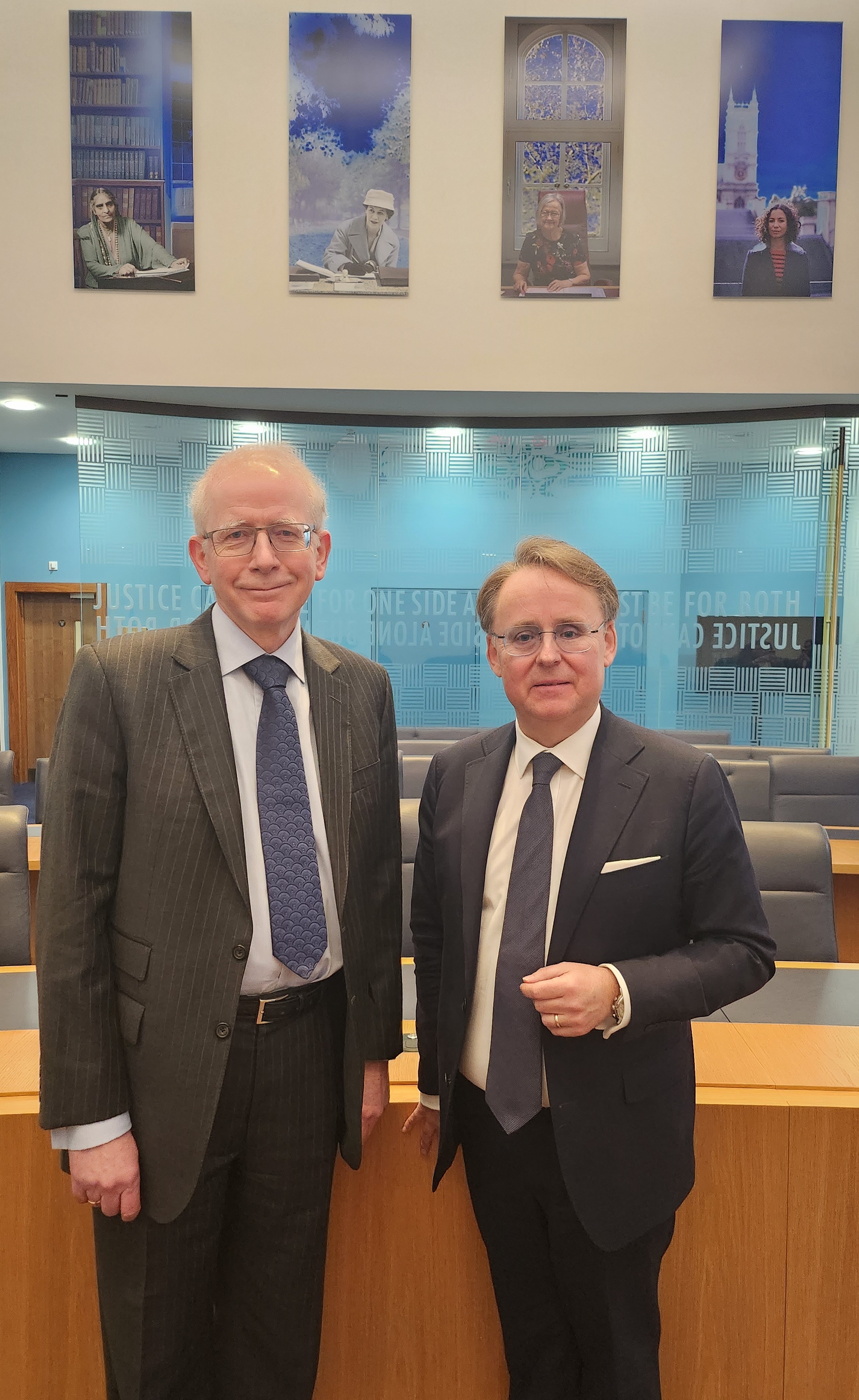 Photo of Lord Reed and President of the Supreme Court of Iceland, Benedikt Bogason, in Courtroom 2 